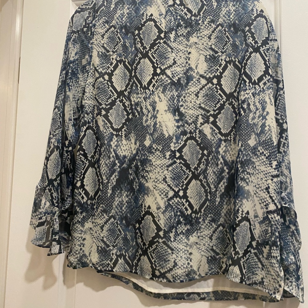 Vince Camuto Women’s size Small top blouse animal snake print